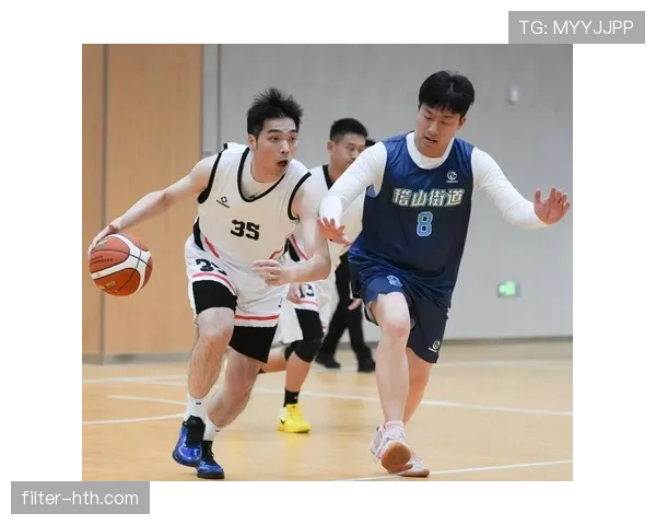 篮球比赛中“球卡篮筐规则”究竟是如何判罚和执行的？